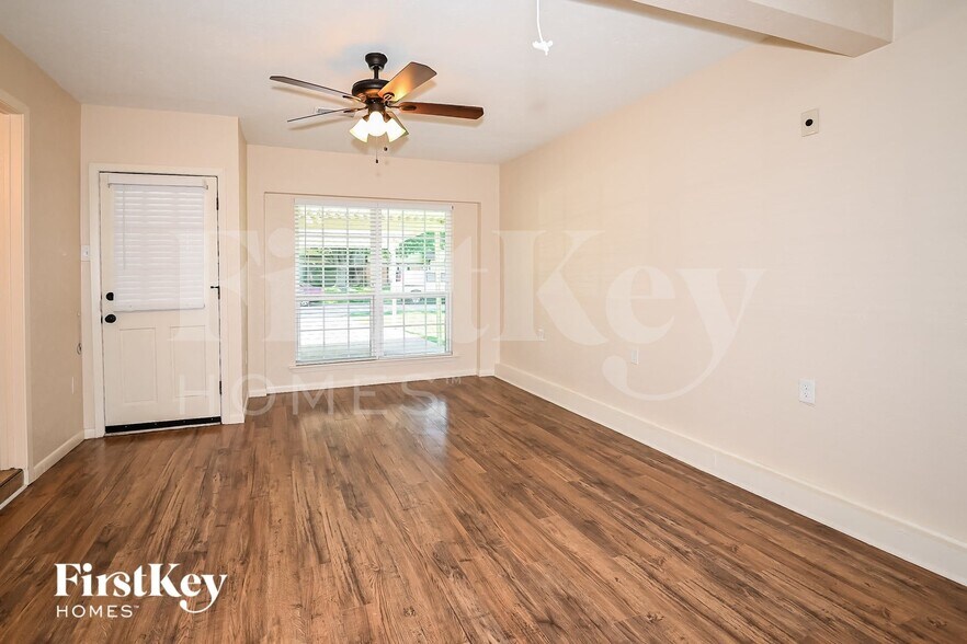 Building Photo - 3002 Harlan Dr