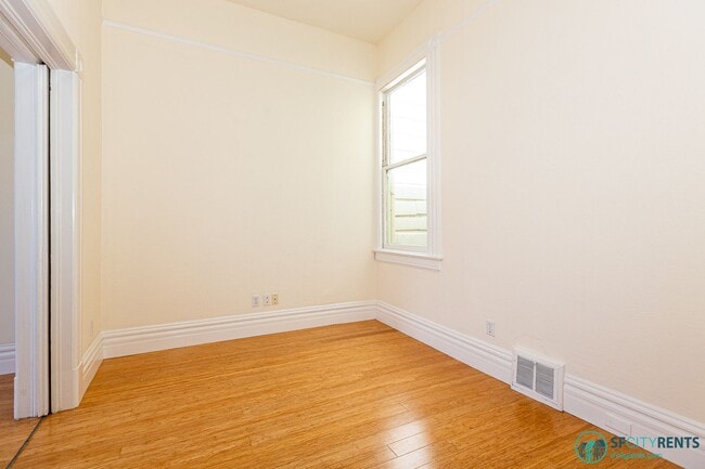Building Photo - Noe Valley: House-like Apartment w/ 2 Bonus Rooms, Open Floor Plan & W/D in-unit