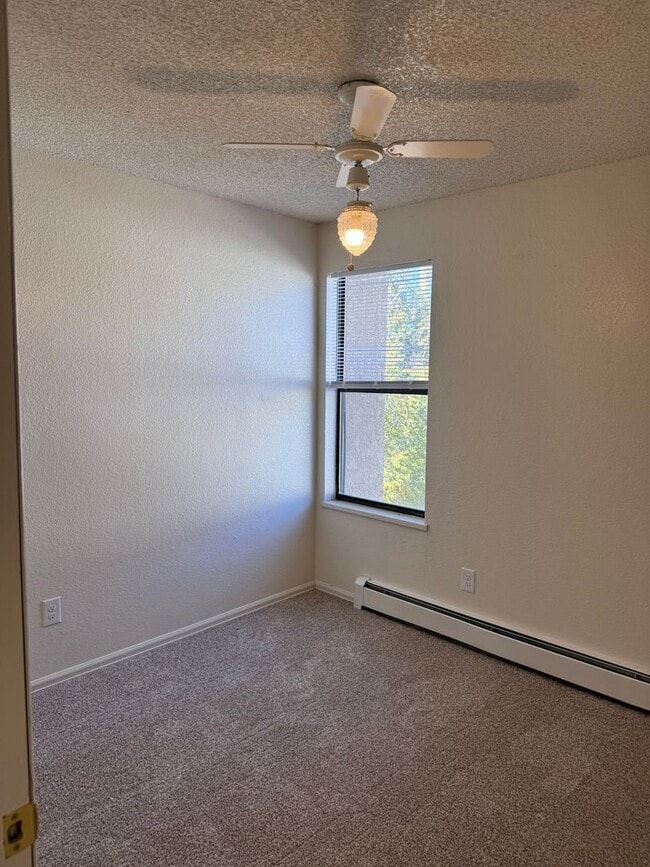 Building Photo - Cute 2 Story, 3Bed, 1.5Bath Townhouse in G...