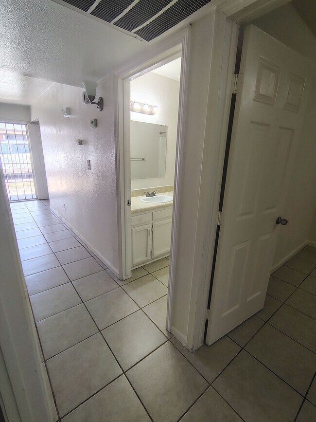 Building Photo - 2 Bed / 1 Bath – Gated Unit with Private Patio | Bakersfield