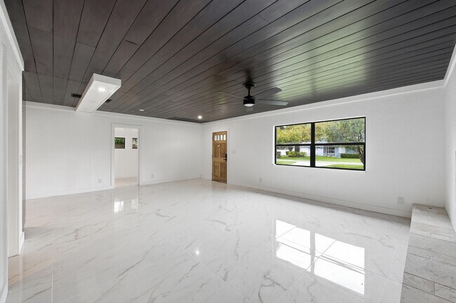 Building Photo - 2529 Rainbow Dr