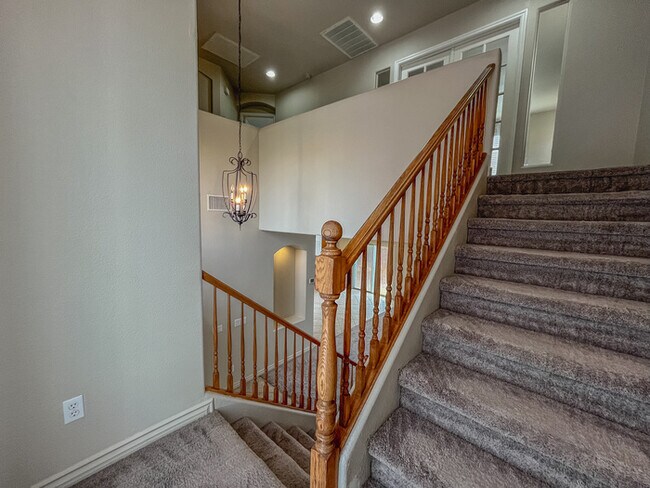 Building Photo - 2156 Summer Home St