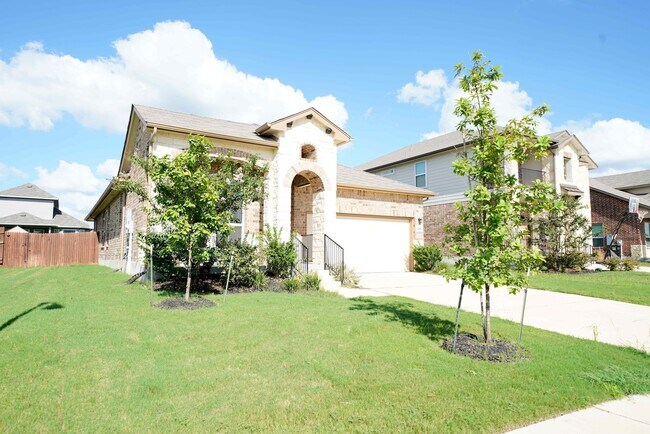Building Photo - Immaculate rental now available in coveted...