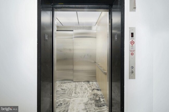 Building Photo - 2000 N Front St