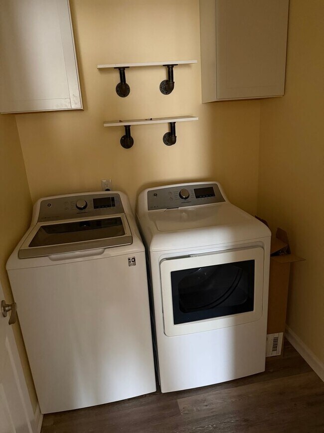 Building Photo - Maintenance Free Living 3 Bed/2.5 Bath