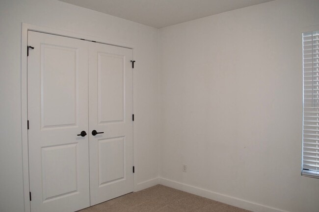 Building Photo - Modern 3 Bed 2 Bath House in Willow Falls!