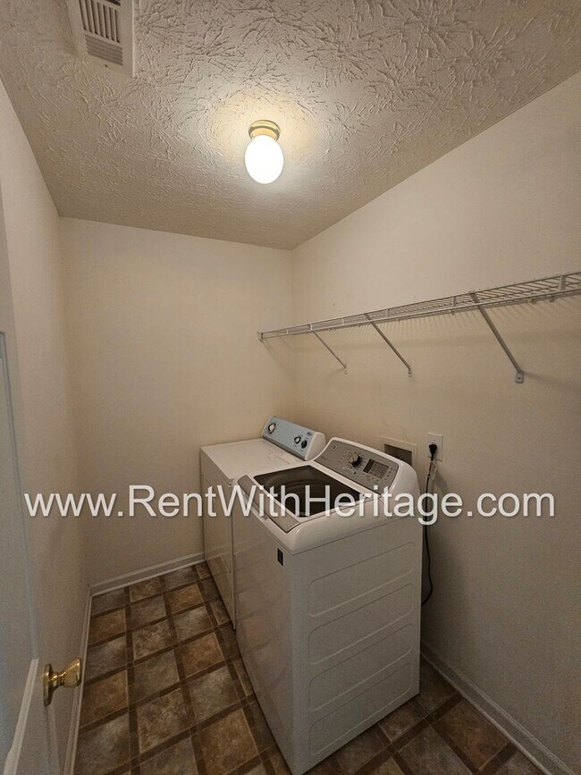 Building Photo - Gorgeous 5 bedroom, 2.5 bath / Attention t...