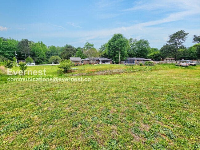 Building Photo - 707 Cloverdale Dr