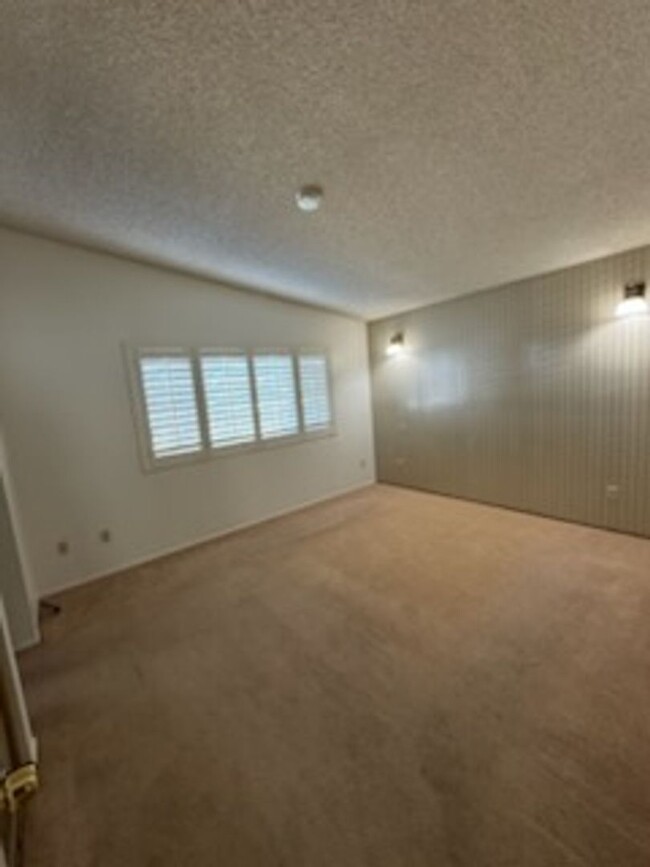 Building Photo - Available Now! Spacious 4-Bedroom, 3-Bathr...