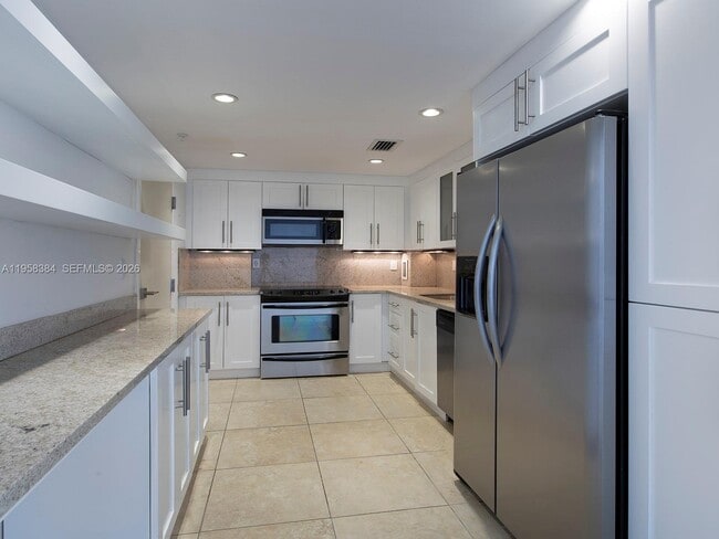 Building Photo - 90 Edgewater Dr