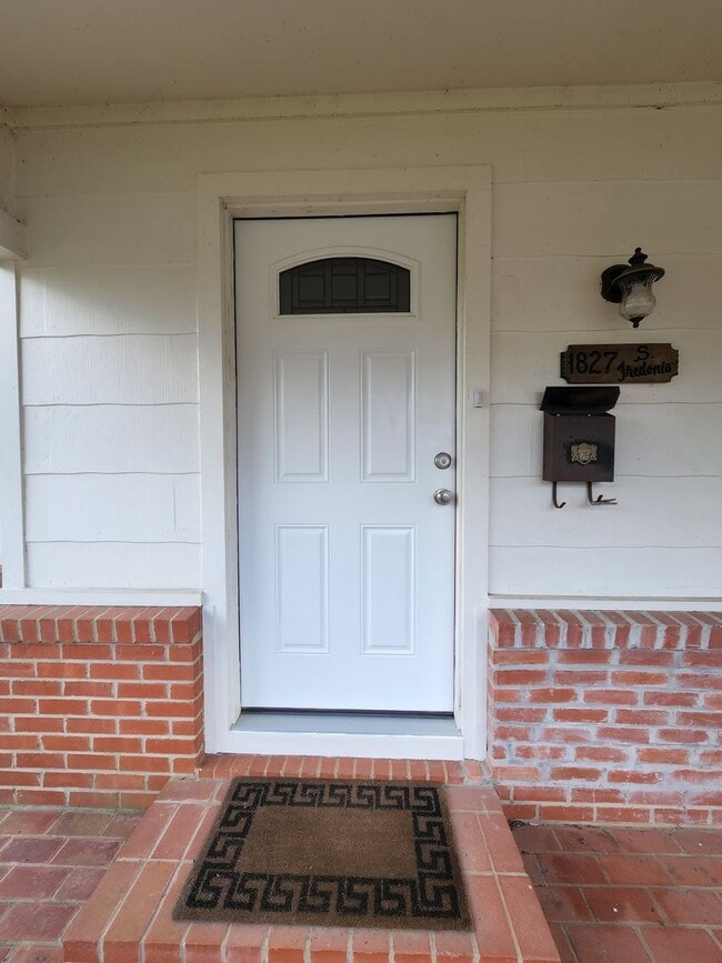 Building Photo - 1827 S Fredonia St