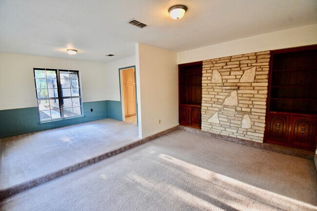 Building Photo - Gorgeous 4 Bedroom 2 Bathroom Kempner Home!