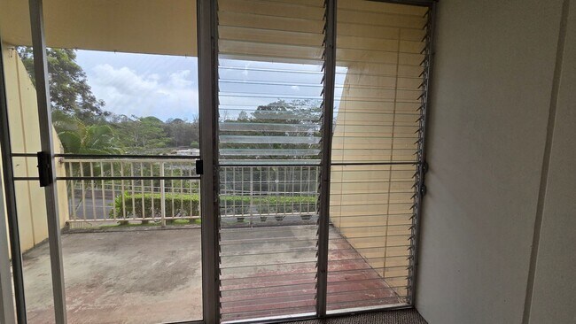 Building Photo - Ridgecrest ~ Spacious 2 Bedroom w/ 2 Reser...