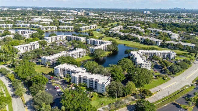 Building Photo - 9340 Lagoon Pl