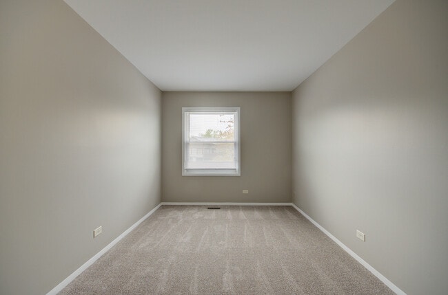 Building Photo - 304 Walnut Cir