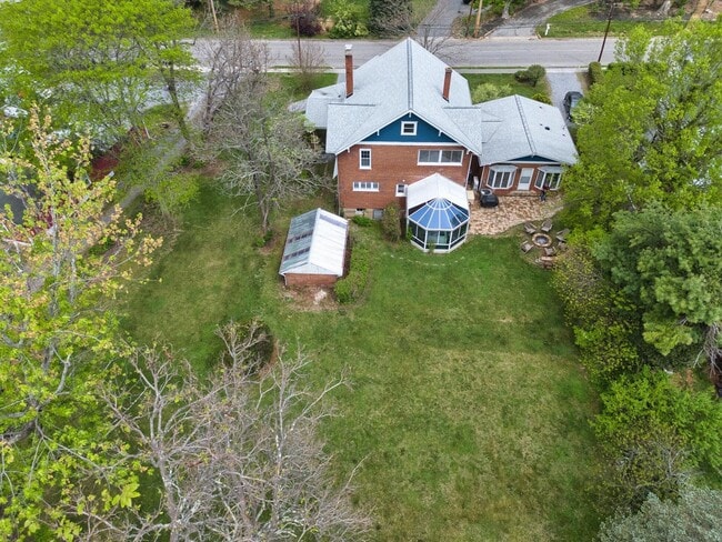 Building Photo - Spacious Living in a Prime Christiansburg Location