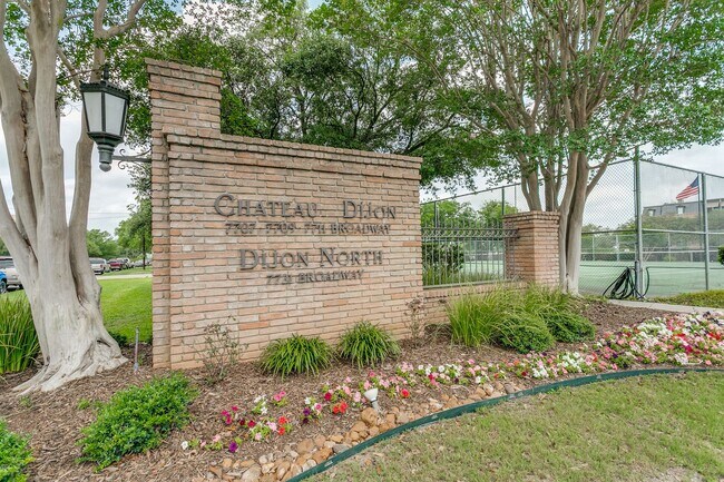 Building Photo - 3-BEDROOM TOWNHOME IN DIJON NORTH, ALAMO HEIGHTS