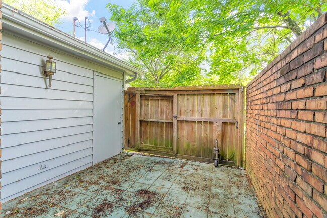 Building Photo - 118 Ladbrook Ln