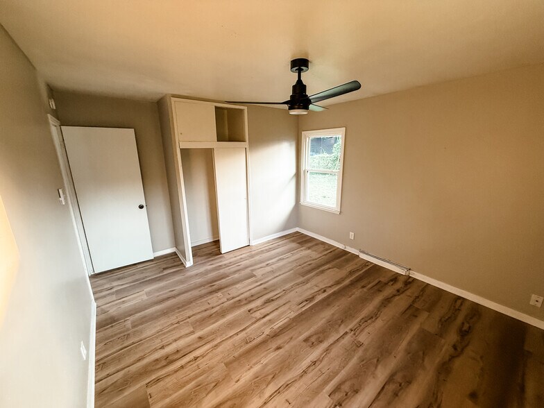 Building Photo - 903 38th St SE