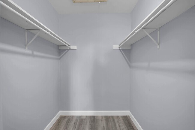Building Photo - 1206 Hi Stirrup