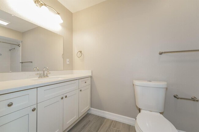 Building Photo - 15411 La Loma Dr