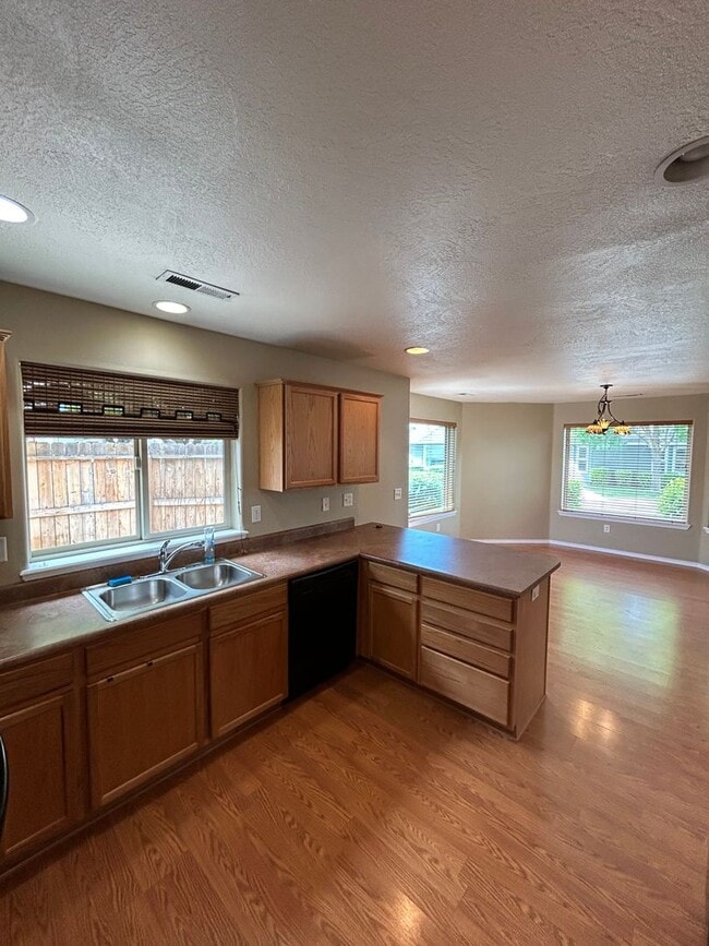 Building Photo - Coming Soon!!Three Bedroom for lease in Me...