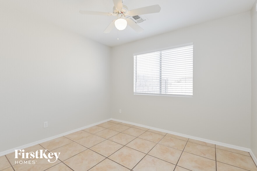 Building Photo - 3054 S Vaughn Dr