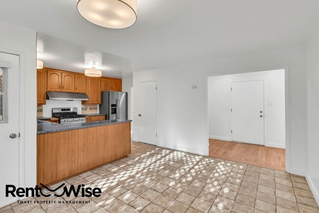 Building Photo - 838 Crompton Rd