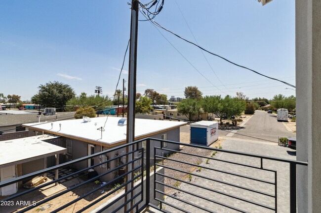 Building Photo - 902 W Hazelwood St