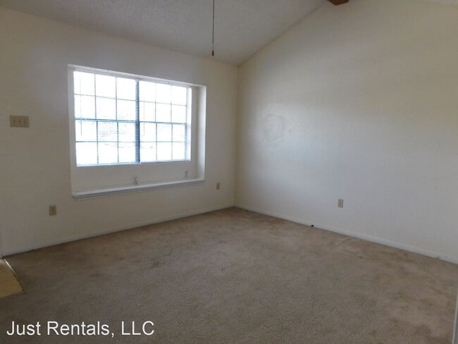 Building Photo - 306 North Dr