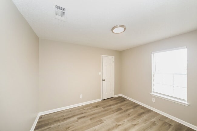 Building Photo - 5515 Whiteley Cove