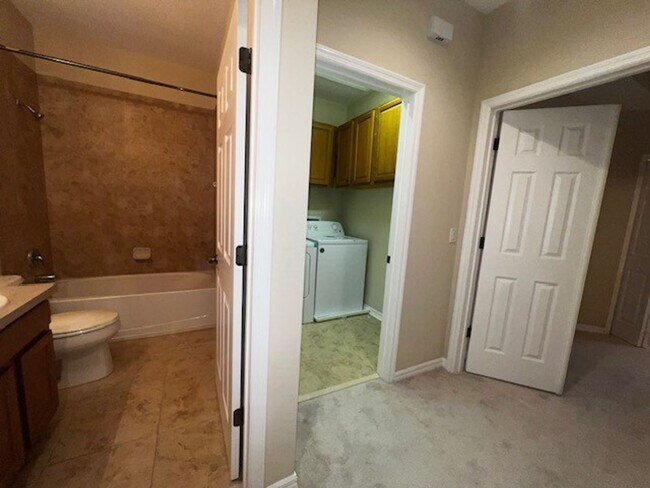 Building Photo - MOVE IN NOW-OVIEDO RENTAL!BEAUTIFUL 3 bd 2.5 bath townhome! 2 CAR ATTACHED GARAGE!FRESH PAINT! Wa...