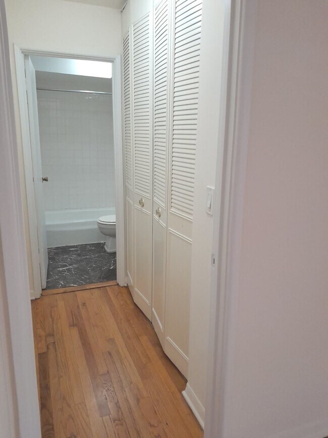 Building Photo - 540 W Roscoe St