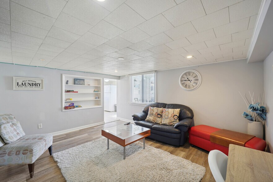 Building Photo - 2117 S Nelson St