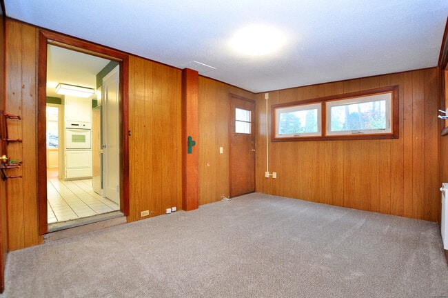 Building Photo - 19 Seneca Rd