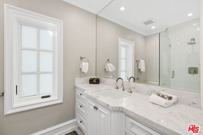 Building Photo - 514 Walden Dr