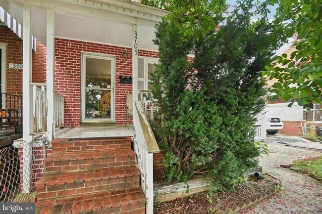 Building Photo - 3705 S Four Mile Run Dr