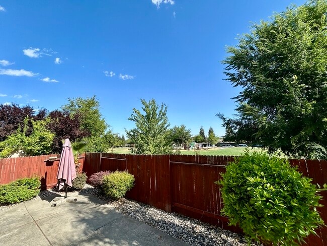 Building Photo - Beautiful 3 Bedroom 2.5 Bathroom in Gated ...