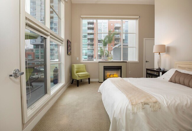 Building Photo - Modern Townhome Living in the Heart of Dow...