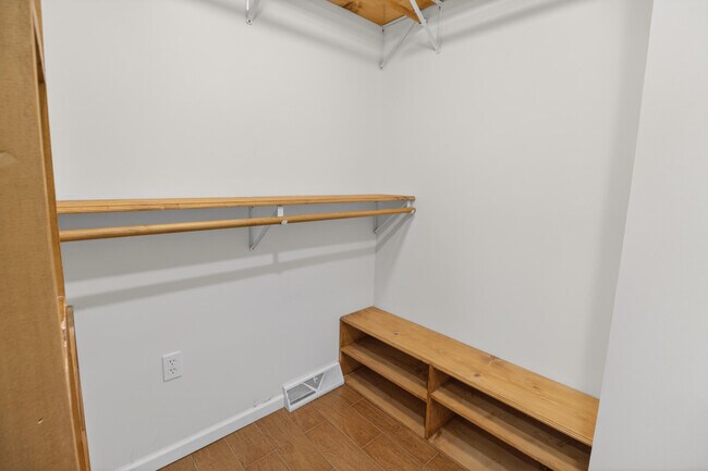 Building Photo - 1022 Queen Ann Dr