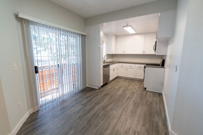 Interior Photo - 7057 Lanewood Ave