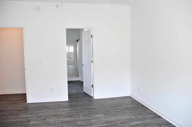 Building Photo - 205 Queenswood Blvd