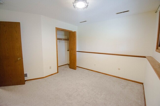 Building Photo - Spacious 2 Bed, 1.5 Bath with Oversized Garage!