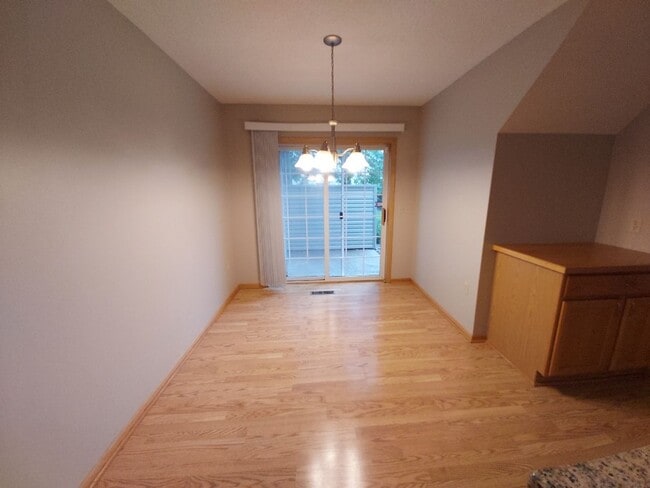 Building Photo - 2 Bedroom 1.5 Bathroom End Unit Townhome in Hudson