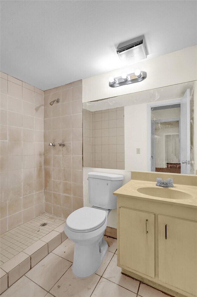 Building Photo - 4218 Inverrary Blvd