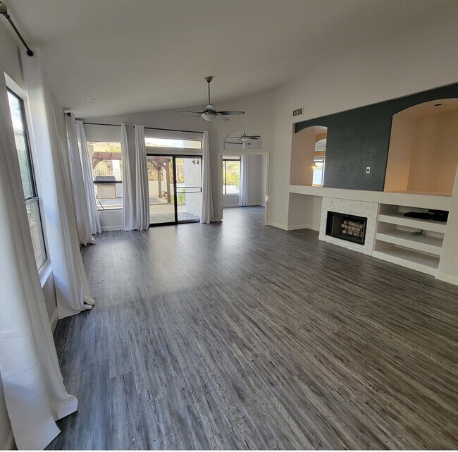 Building Photo - 275 E Ashurst Dr