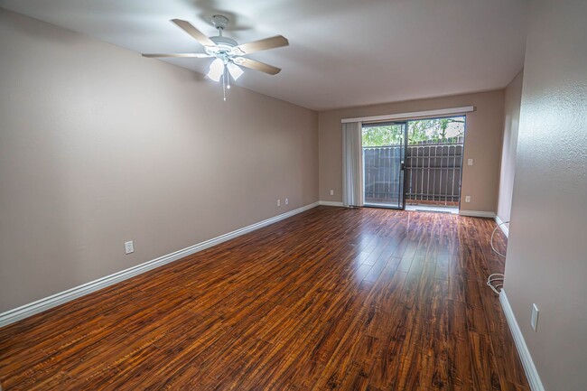 Building Photo - Cozy 2-Bedroom Condo in Canyon Country!