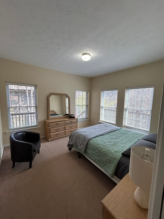 Building Photo - 2615 Rolling River Dr