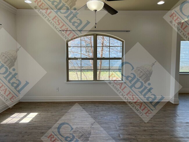 Building Photo - Charming 3 Bedroom