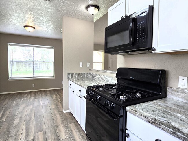 Building Photo - 24015 Farm Hill Dr